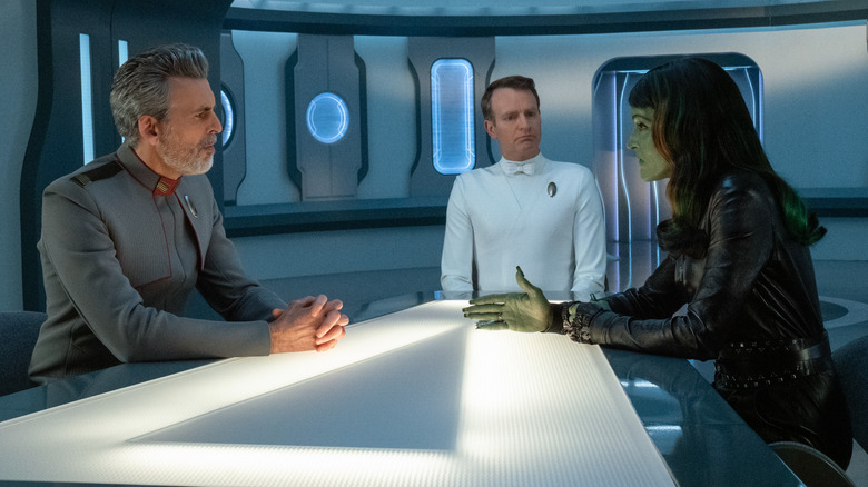 Admiral Vance speaking with Osyraa