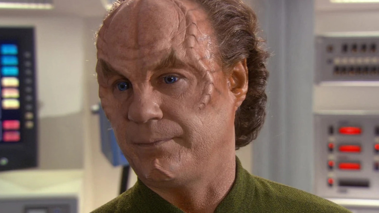 Phlox wearing a green shirt on Star Trek: Enterprise