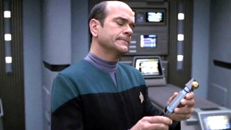 The Doctor fills a medication in Star Trek: Voyager (2000)