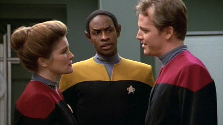 Tuvok standing in between Captain Janeway and Tom as they talk on Star Trek: Voyager (1995 - 2001)