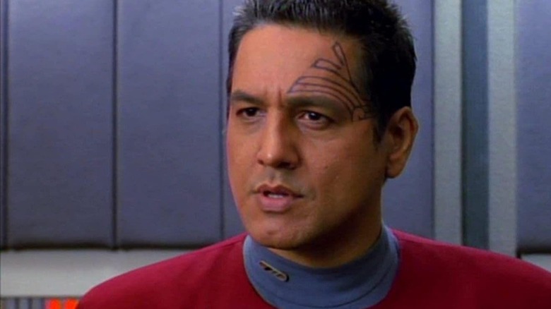 Chakotay giving commands in Star Trek: Voyager (1996)