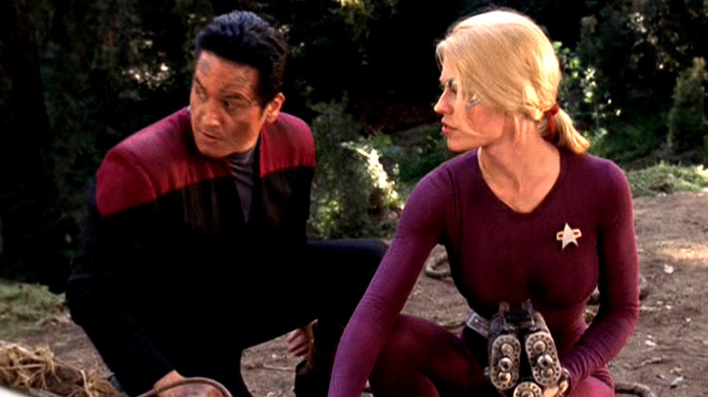 Chakotay and Seven of Nine talking in Star Trek: Voyager (1995 -2001)