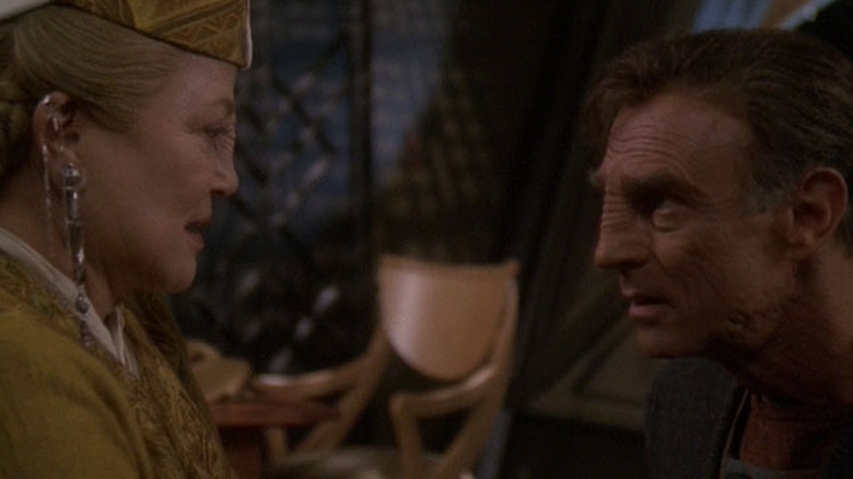 Kai Winn and a Bajoran farmer talking in Deep Space Nine (1993 - 1999)