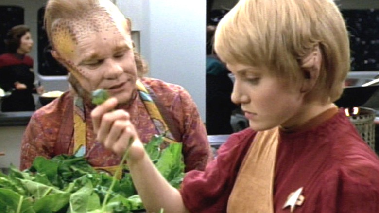 Neelix talking to Kes in Star Trek: Voyager (1995 - 2001)
