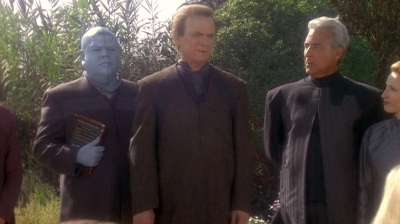 Fullerton and the New Essentialists give a speech on Risa in "Star Trek: Deep Space Nine "(1993-1999)