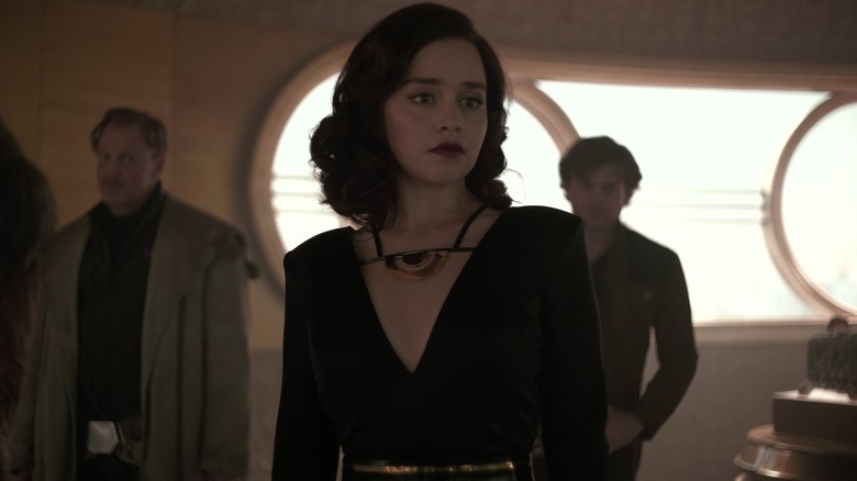 Qi'ra standing 