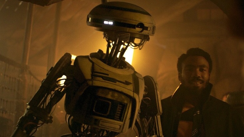 L3-37 standing beside Lando Calrissian in Solo: A Star Wars Story (2018)