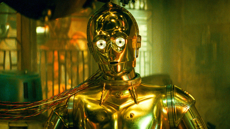 C-3PO standing still with wires rigged up to his neck in Star Wars: Episode IX - The Rise of Skywalker (2019)