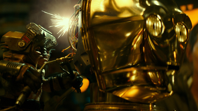 babu Frik drilling into the back of C-3PO's head in Star Wars: Episode IX - The Rise of Skywalker (2019)
