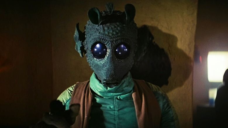 Greedo pointing blaster in cantina