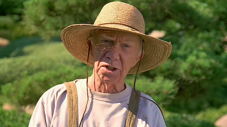 Boothby stands outside in a straw hat in Star Trek: Voyager (1998)