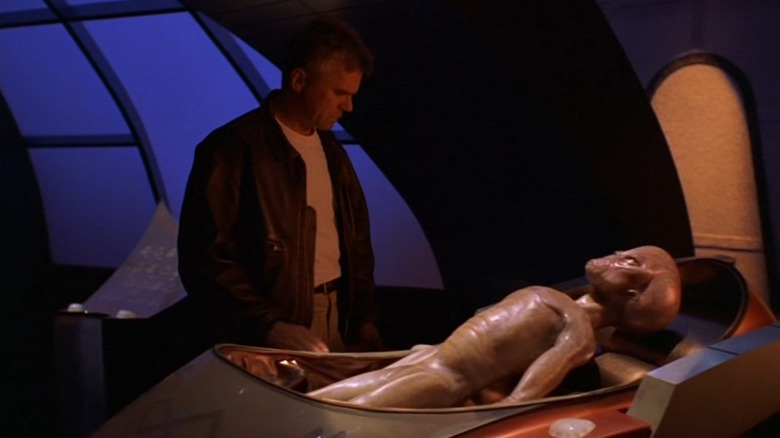 O'Neill speaking with Thor in "Stargate SG-1"