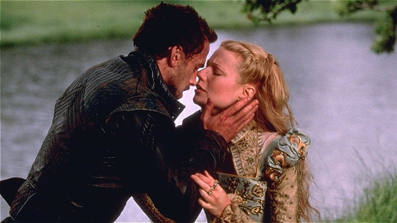 William holding Viola's face outside in Shakespeare in Love (1998)