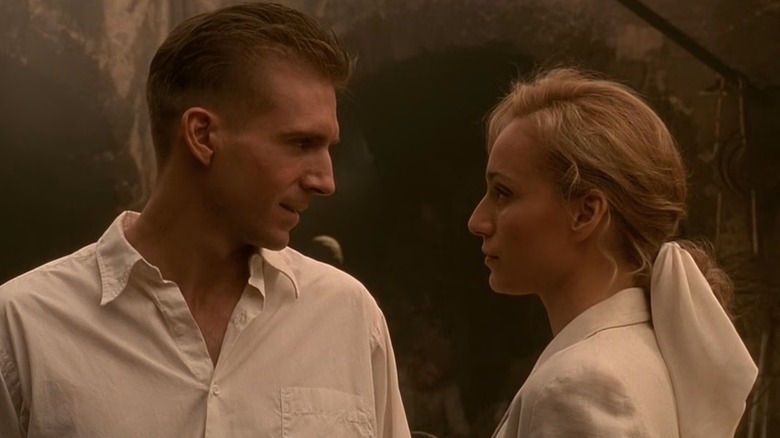 Almásy and Hana look into each other's eyes in The English Patient (1996)