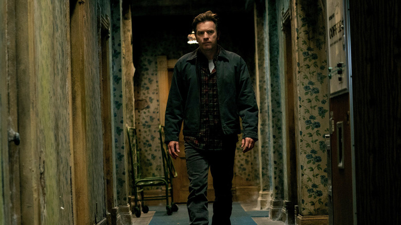 Dan Torrance walks down a dilapidated hotel hallway in "Doctor Sleep" (2019)