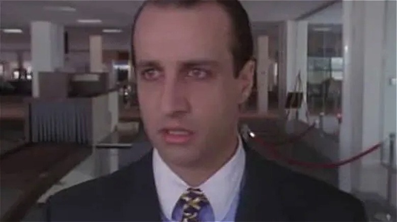 Craig Toomy looking dazed in the airport in The Langoliers (1995)