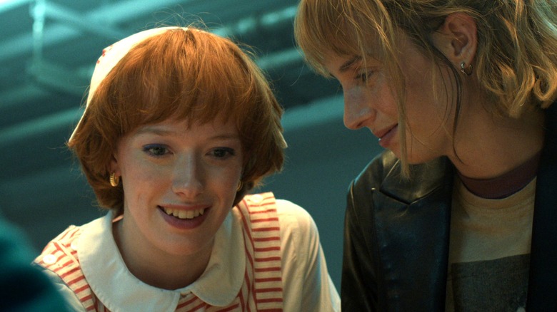 Robin looking at Vickie in Stranger Things