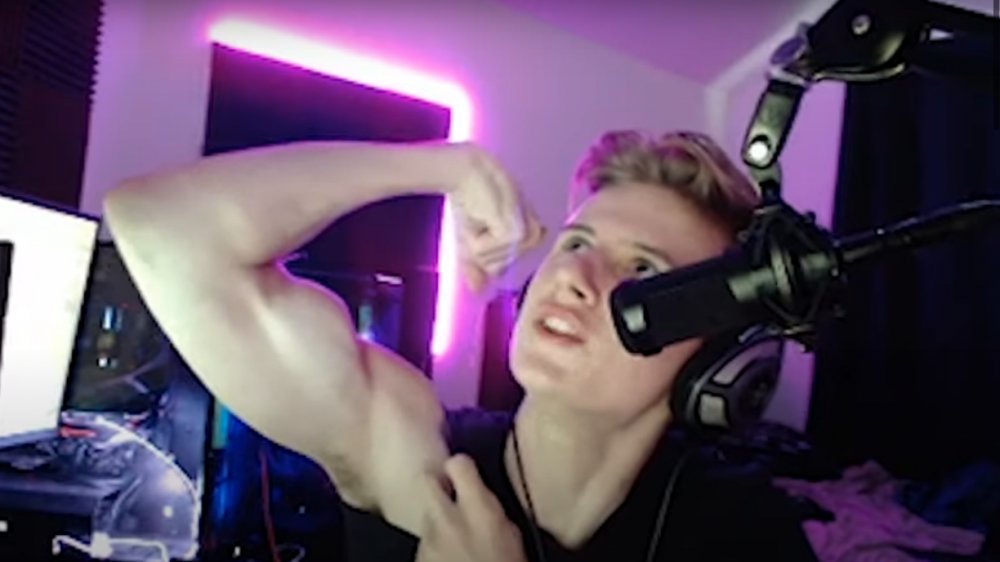 Symfuhny showing off bicep