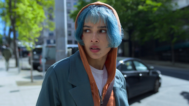 Angela Childs wearing a hoody in the street in Kimi (2022)