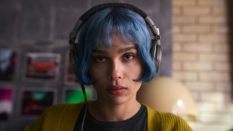 Angela Childs wearing headphones in Kimi (2022)