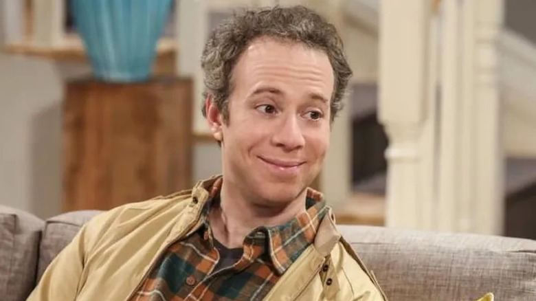 Stuart smiling in "The Big Bang Theory" (2007-2019)