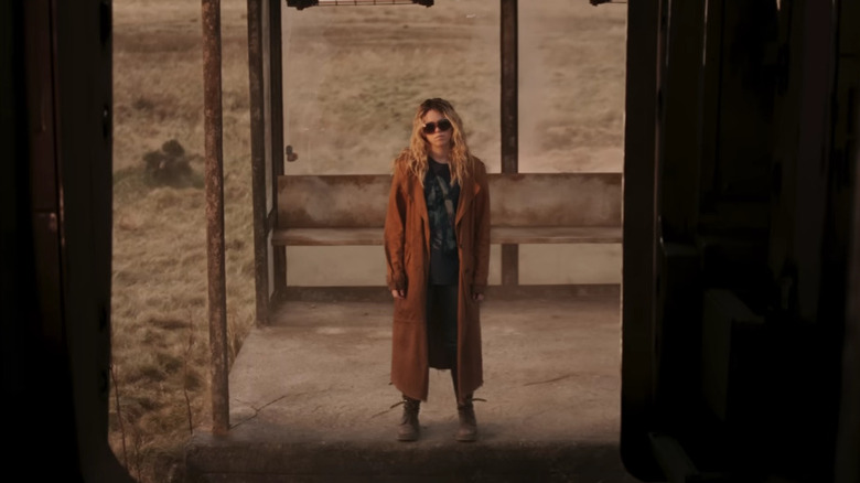 Kara Zor-El wearing a brown duster in Supergirl