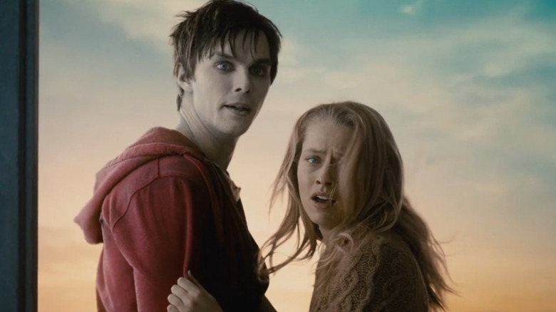R and Julie holding onto each other in Warm Bodies (2013)