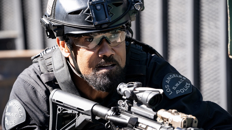 Hondo points a gun in "S.W.A.T."