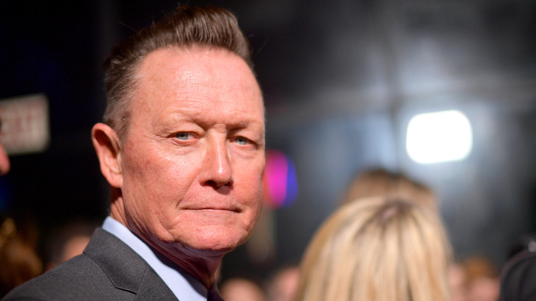 Robert Patrick posing for red carpet photos