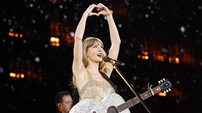 Taylor Swift heart hands
