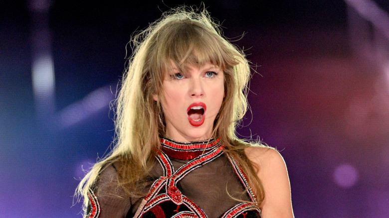 Taylor Swift performing