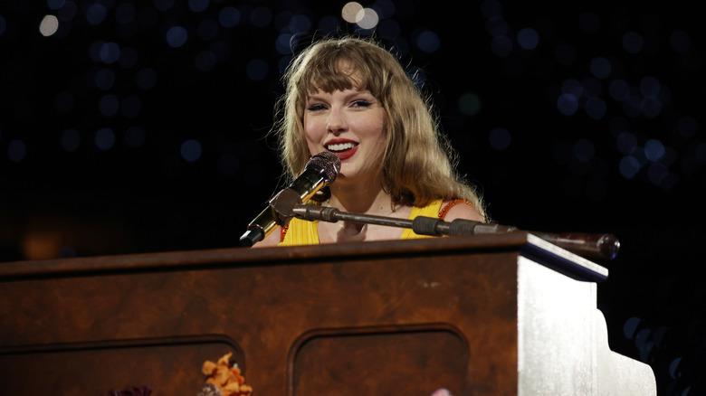 Taylor Swift at piano