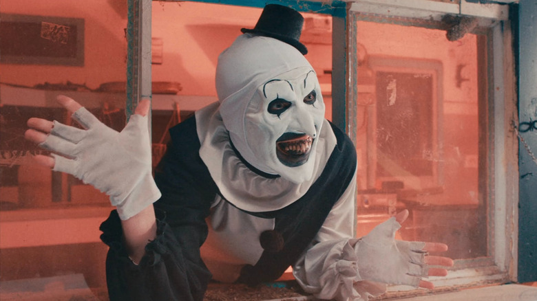 Art the Clown waving to a group of people in Terrifier 2