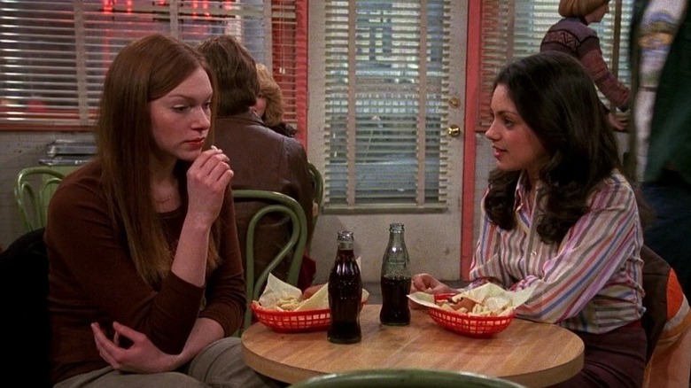 Donna and Jackie sitting in a restaurant in "That 70's Show"