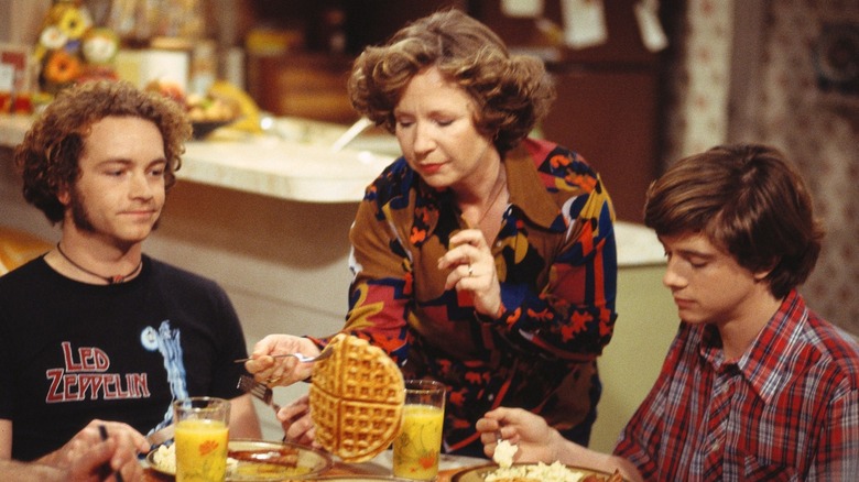 Kitty foreman feeds Hyde and Eric in "That 70's Show"