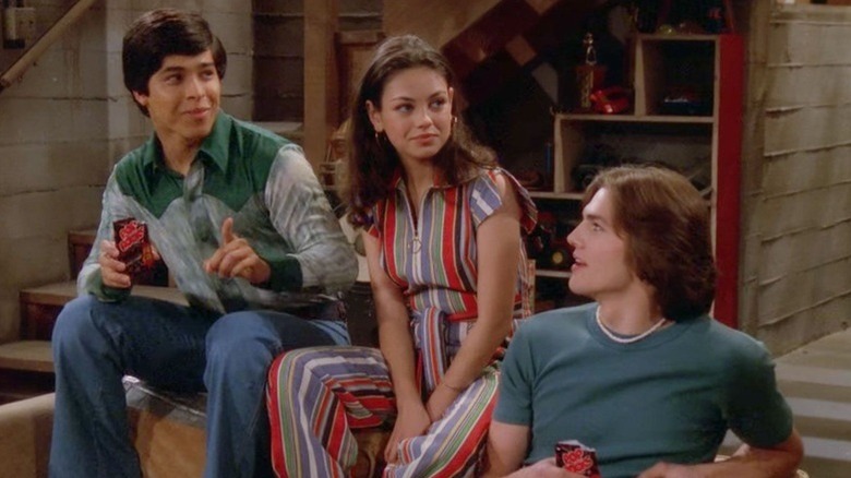 Jackie sitting between Fez and Kelso in "That '70s Show"