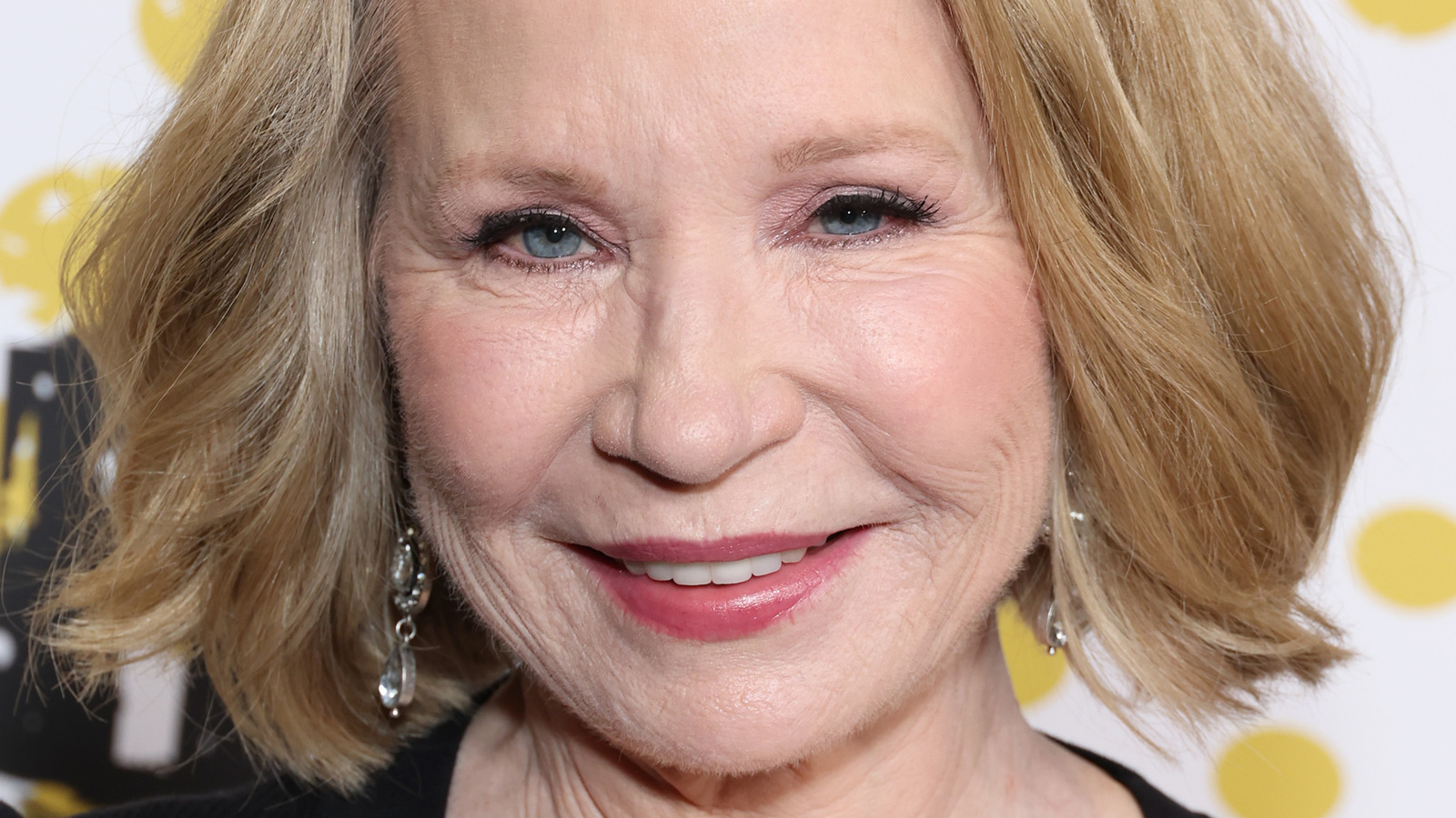 That '70s Show's Debra Jo Rupp Raves About Having Betty White Portray