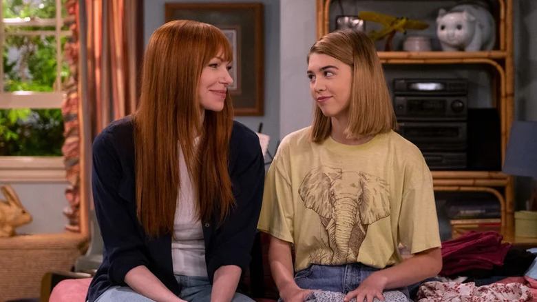 Donna Pinciotti and Leia Forman sitting on bed on That '90s Show