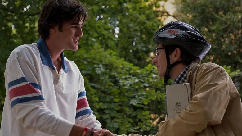 Felix and Oliver shake hands in Saltburn (2023)