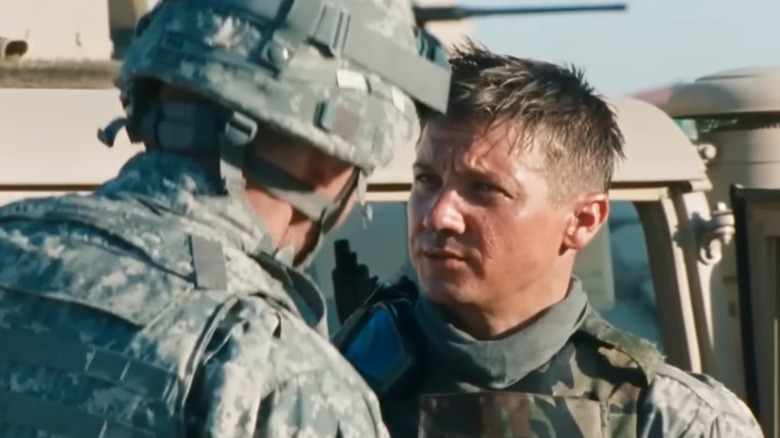 Soldiers talking in The Hurt Locker