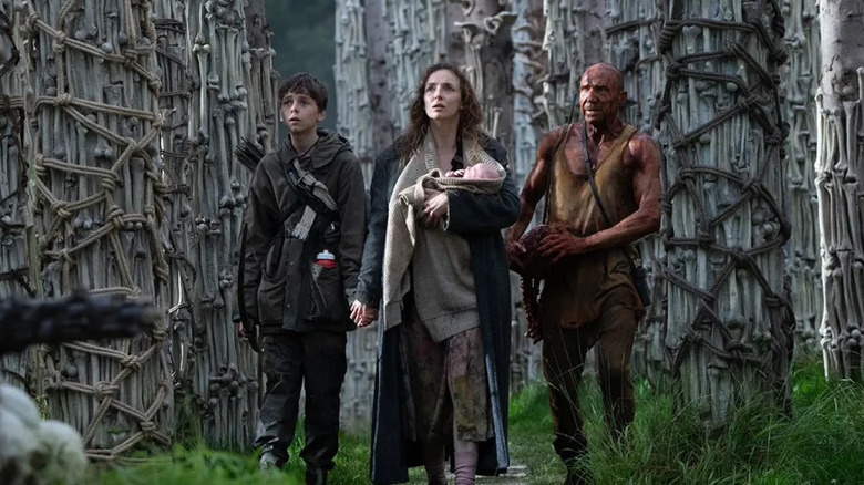 Kelson showing Spike and Isla his bone sculptures in "28 Years Later"