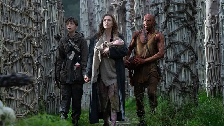 Kelson showing Spike and Isla his bone sculptures in "28 Years Later"