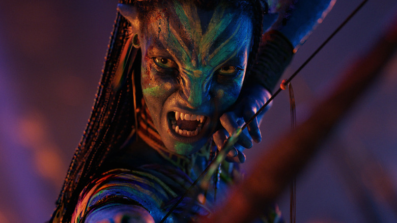 Neytiri snarling and drawing her bowstring in Avatar: Fire and Ash