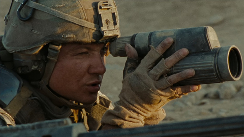 Sergeant James looks through binoculars in The Hurt Locker (2009)