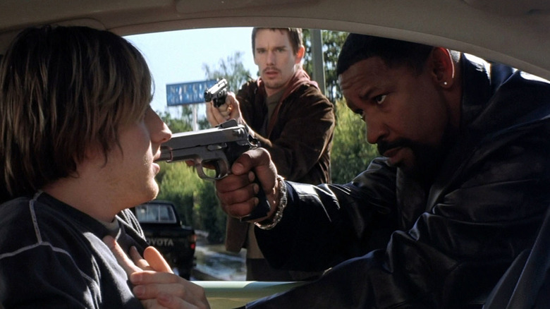 Alonzo points a gun at a young man in Training Day (2001)