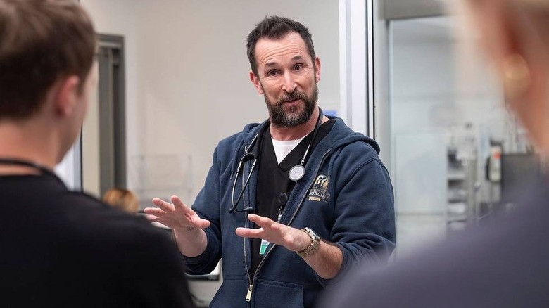 Dr. Robby talking to med students on The Pitt