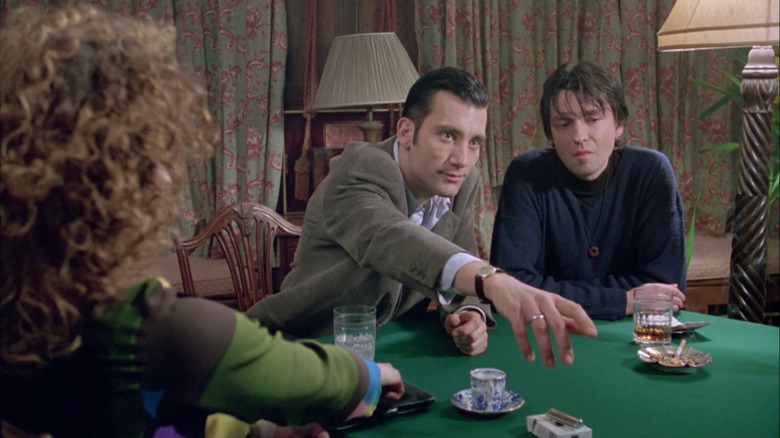 Jack Manfred playing cards in "Croupier" (2000)