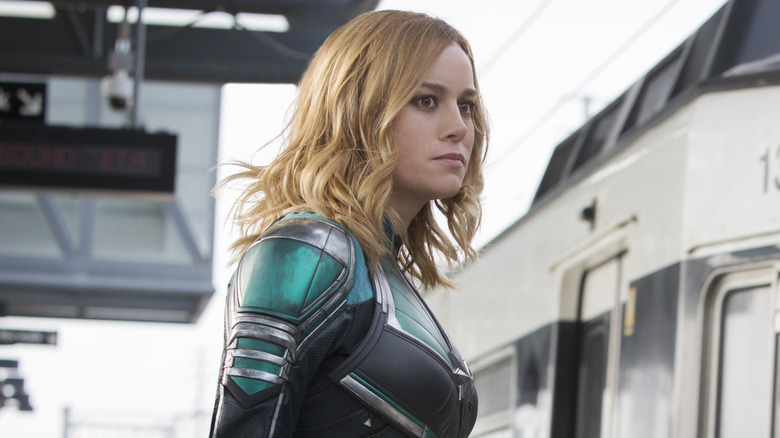 Carol standing on a train platform in "Captain Marvel" (2019)
