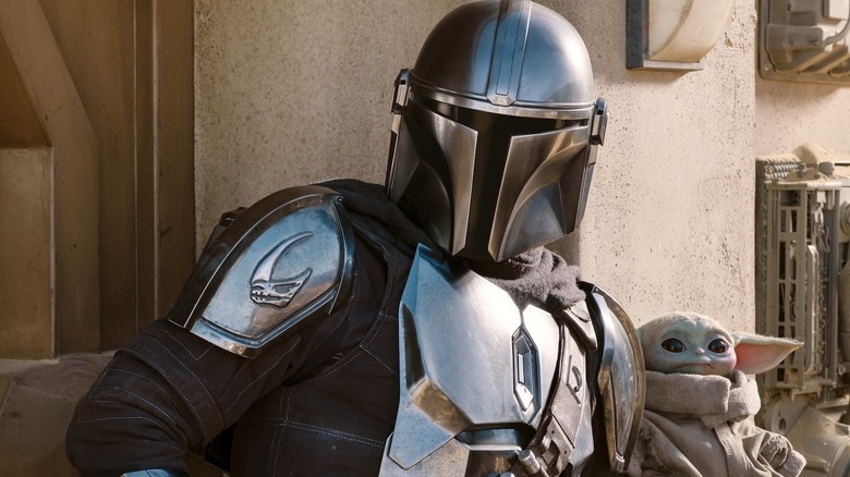 The Mandalorian and Grogu hiding in an alley in 