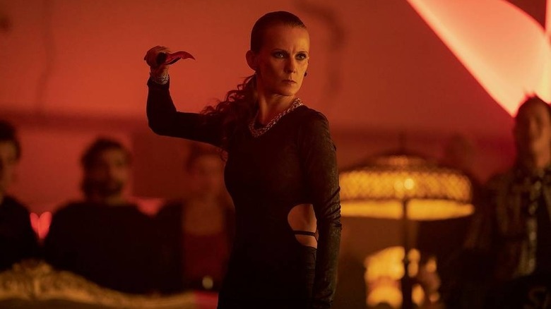 The Dark Elf brandishing a knife